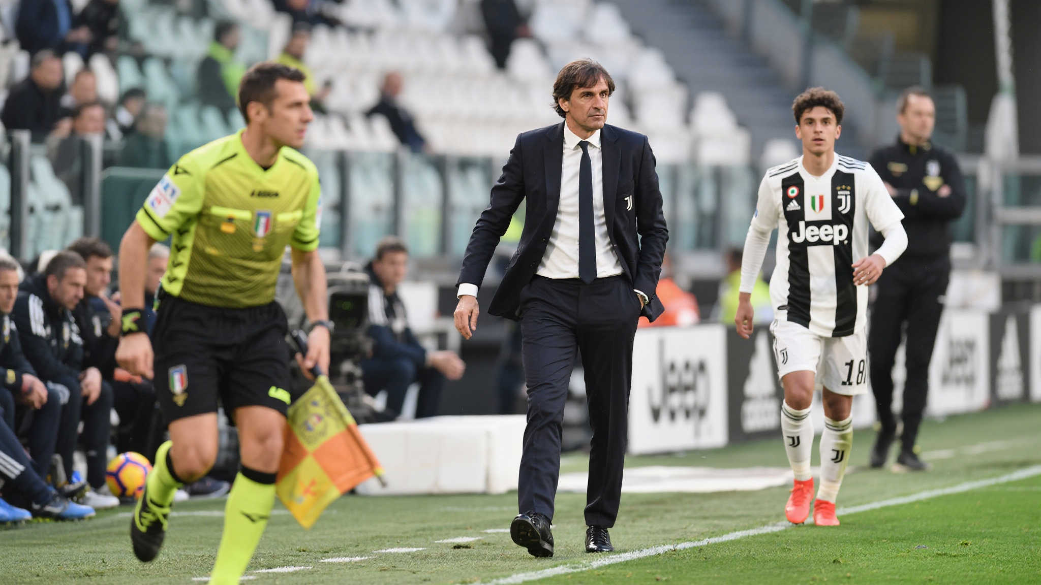 当下，许多足球俱乐部都面临着战术调整以及人员变动的